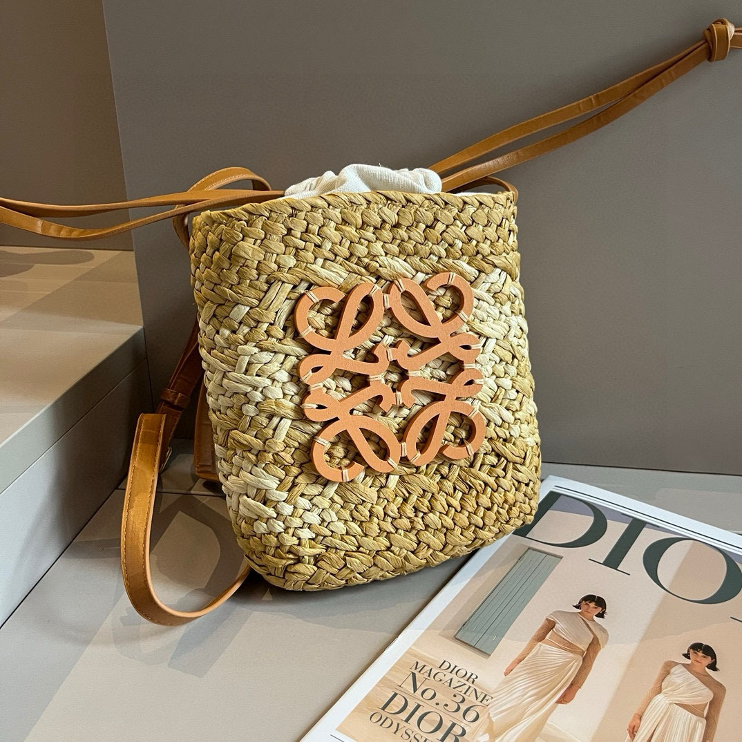 “Loewe Bucket Bag: Perfect Summer Accessory for a Stylish Look” - 图片 3
