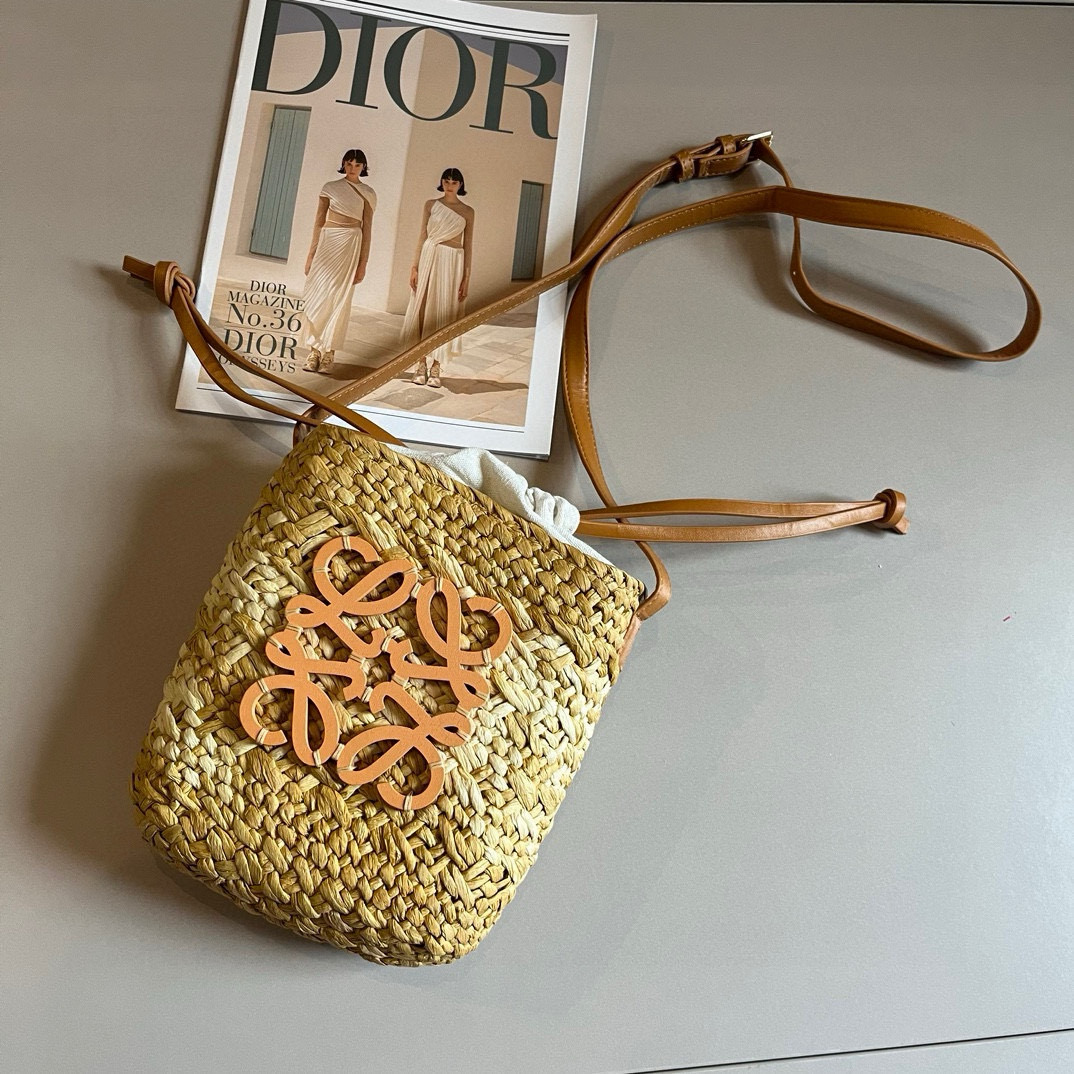 “Loewe Bucket Bag: Perfect Summer Accessory for a Stylish Look” - 图片 2