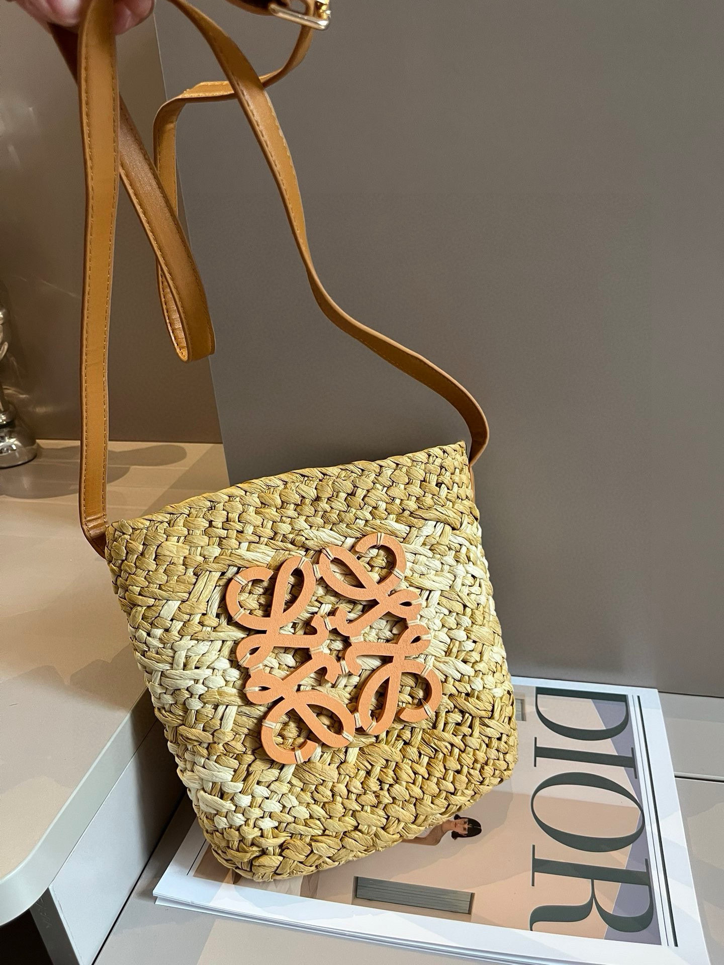 “Loewe Bucket Bag: Perfect Summer Accessory for a Stylish Look” - 图片 7