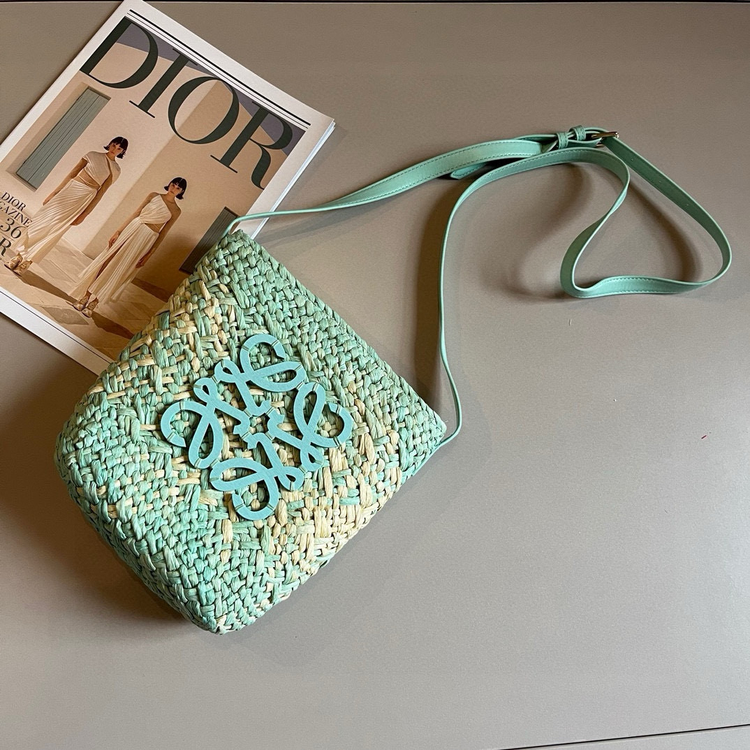 “Loewe Bucket Bag: Perfect Summer Accessory for a Fresh Look” - 图片 3