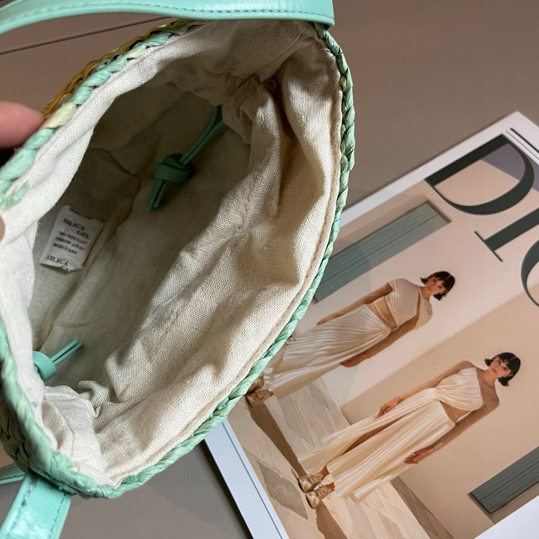 “Loewe Bucket Bag: Perfect Summer Accessory for a Fresh Look” - 图片 9