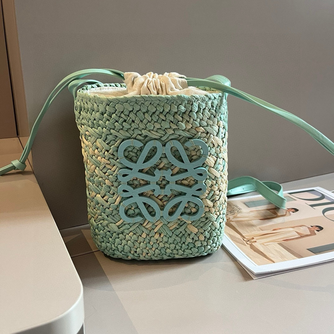 “Loewe Bucket Bag: Perfect Summer Accessory for a Fresh Look” - 图片 4