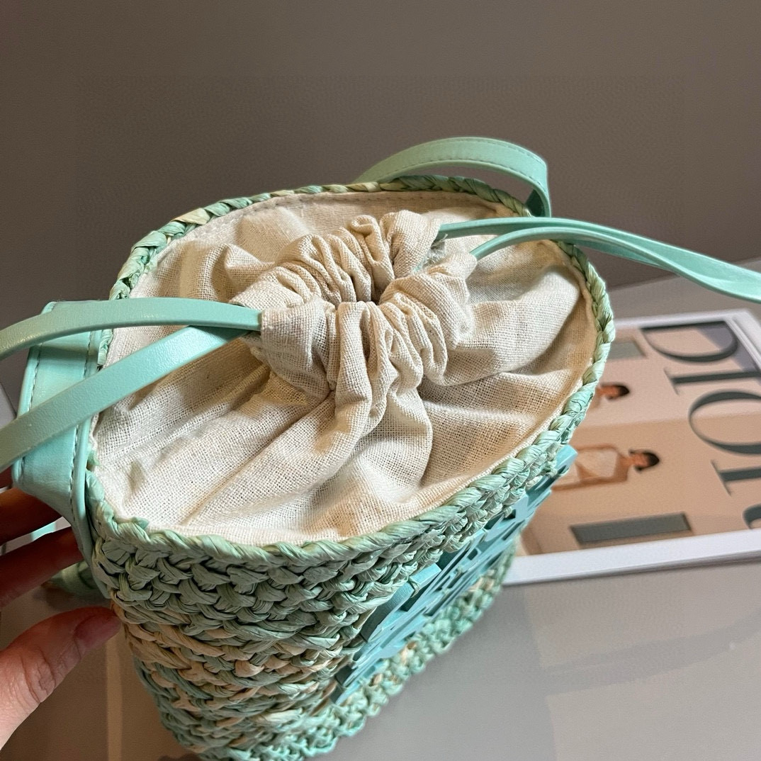 “Loewe Bucket Bag: Perfect Summer Accessory for a Fresh Look” - 图片 6