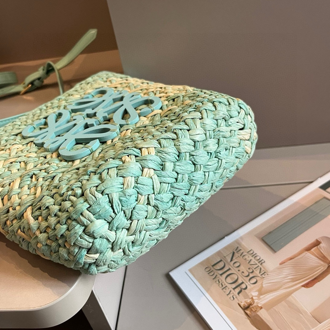 “Loewe Bucket Bag: Perfect Summer Accessory for a Fresh Look” - 图片 7