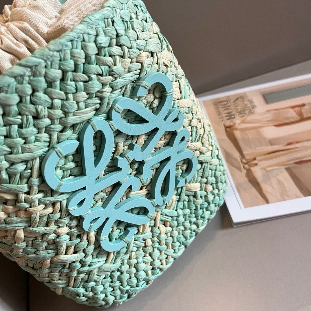 “Loewe Bucket Bag: Perfect Summer Accessory for a Fresh Look” - 图片 8