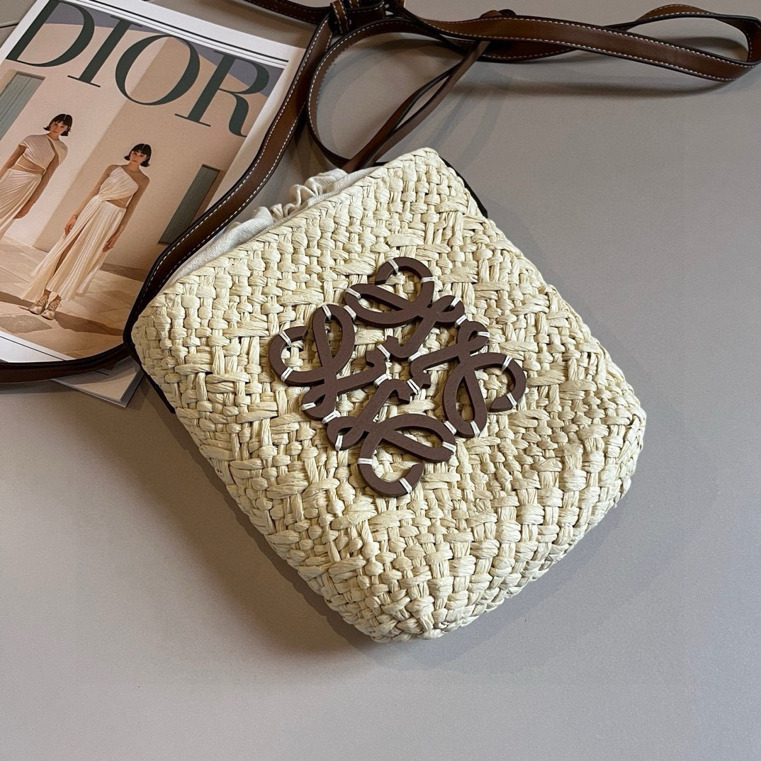 “Loewe Bucket Bag: Perfect Summer Accessory with Airy Weed Wrapper” - 图片 3