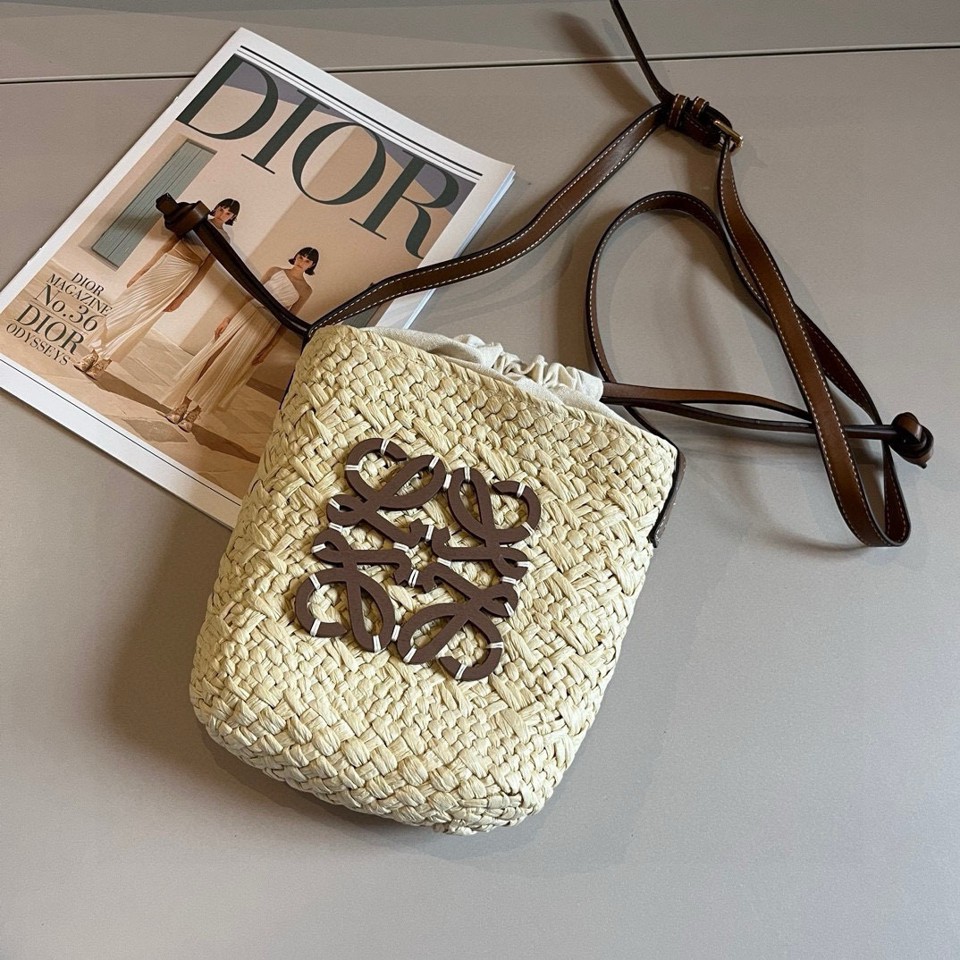 “Loewe Bucket Bag: Perfect Summer Accessory with Airy Weed Wrapper” - 图片 2