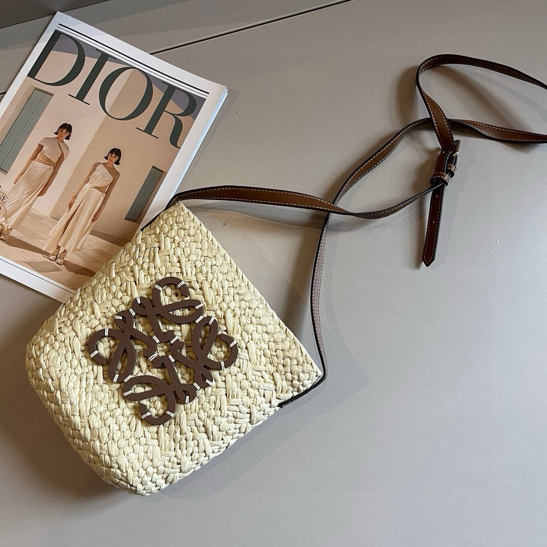 “Loewe Bucket Bag: Perfect Summer Accessory with Airy Weed Wrapper” - 图片 6