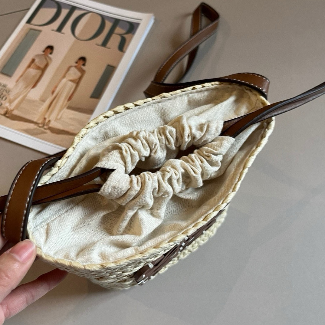 “Loewe Bucket Bag: Perfect Summer Accessory with Airy Weed Wrapper” - 图片 7
