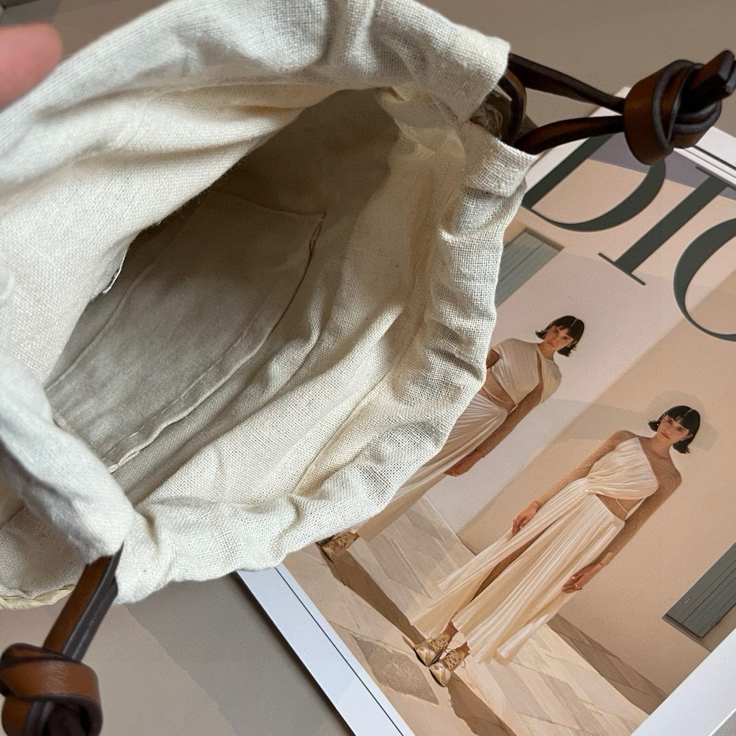 “Loewe Bucket Bag: Perfect Summer Accessory with Airy Weed Wrapper” - 图片 8