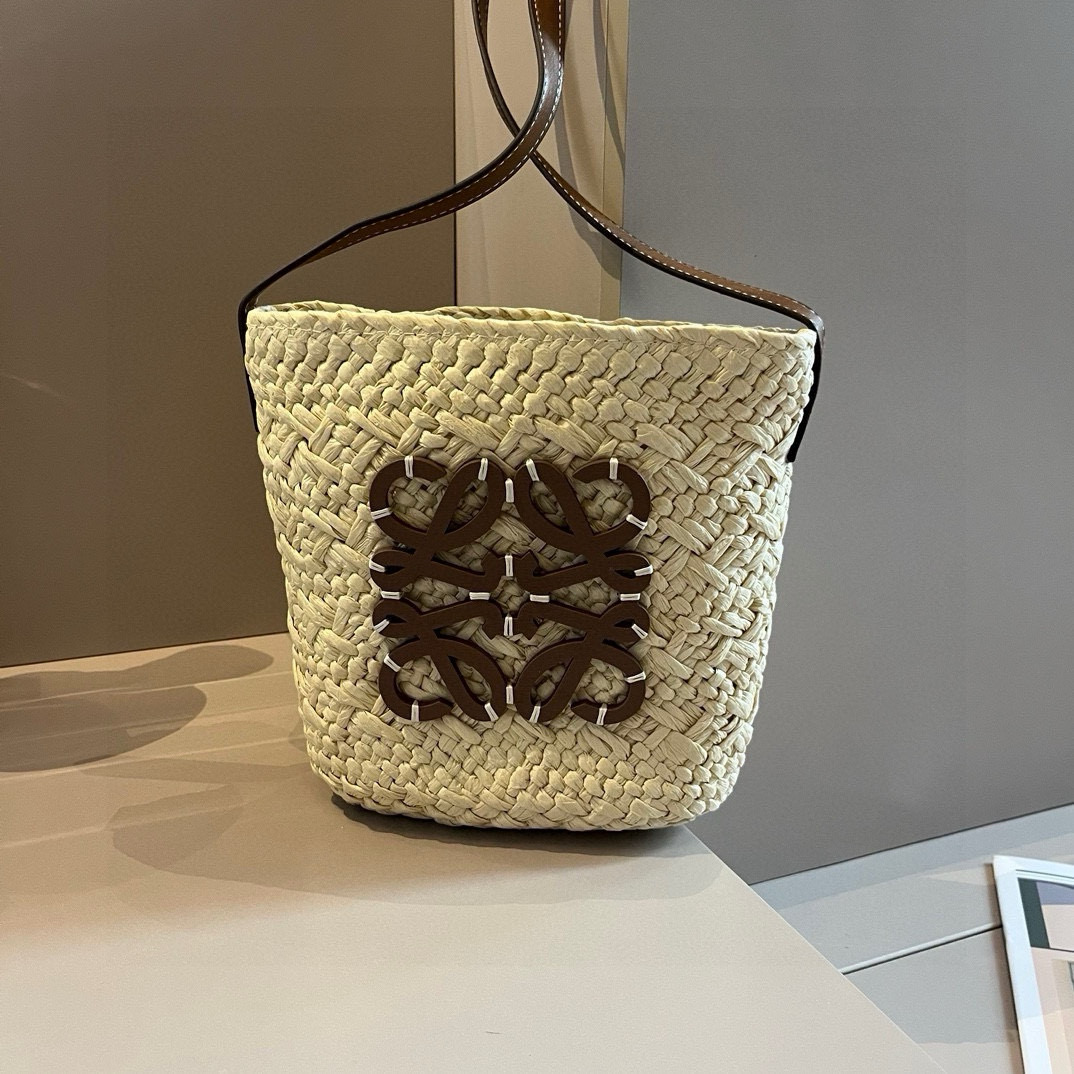 “Loewe Bucket Bag: Perfect Summer Accessory with Airy Weed Wrapper” - 图片 9