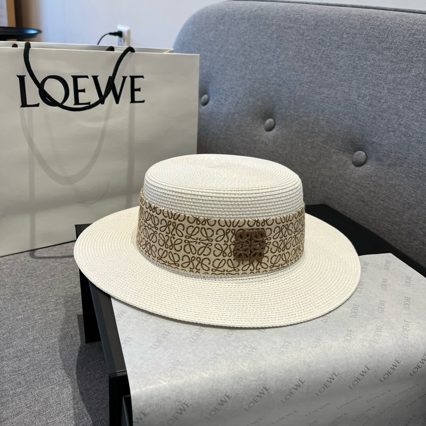 NO:220674,LOEWE new style flat top straw hat, top hat, head circumference 57cm hat fisherman hat baseball hat knit hat, hat, loewe, espadrilles,hats19860909ＬＯＥＷＥ罗意威新款平顶草帽,礼帽,头围57cm帽子渔夫帽棒球帽针织帽,帽子,loewe,espadrilles,hats,hat