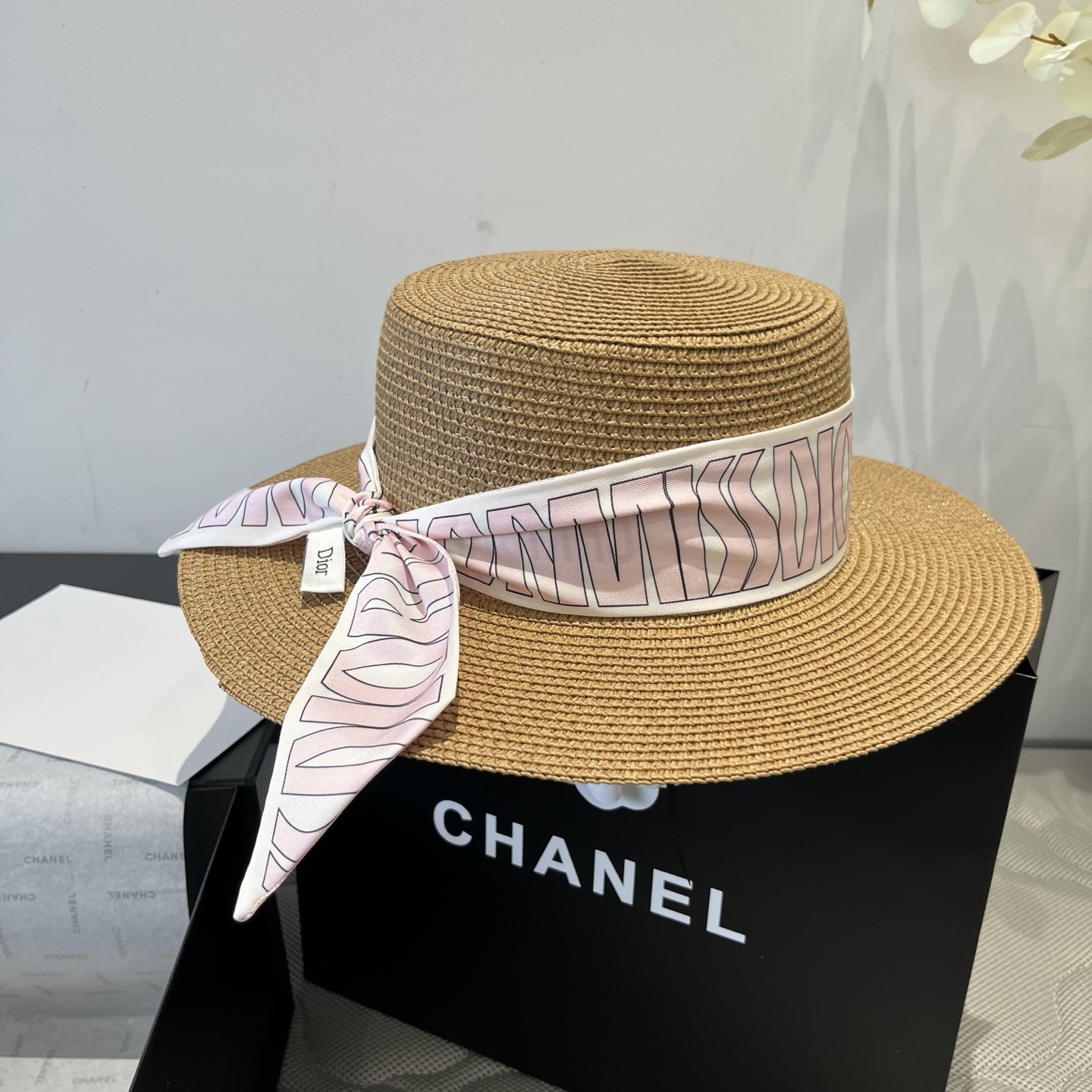 NO:221598,Dior Winter Olympics 2025 summer top hat, straw hat, small top hat, paired with silk streamers, wise, head circumference 57cm hat, fisherman hat baseball hat knit hat, hat, dior, espadrilles, real silk, hats19860909Dior冬奥2025夏款平顶礼帽,草帽,小礼帽,搭配真丝飘带,绝绝子,头围57cm帽子渔夫帽棒球帽针织帽,帽子,dior,espadrilles,real silk,hats,hat