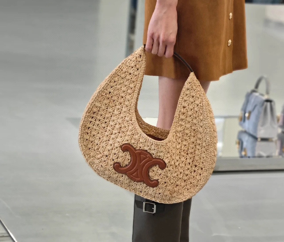 NO:222345,Celine Celine straw woven bag size 33*16 Celine Hobo straw woven bag is very textured, salty and sweet, beautiful on the upper body, unparalleled. It is a must-have item for every girl who pursues beauty, fisherman's hat, baseball hat, knit hat, hat, celine, celine, espadrilles, espadrilles, hats19860909Celine赛琳草编包 尺寸33*16 赛琳 Hobo草编包很有质感 可盐可甜上身绝美 无可比拟 是每个追求漂亮的女孩必入单品帽子渔夫帽棒球帽针织帽,帽子,celine,celine,espadrilles,espadrilles,hats,hat
