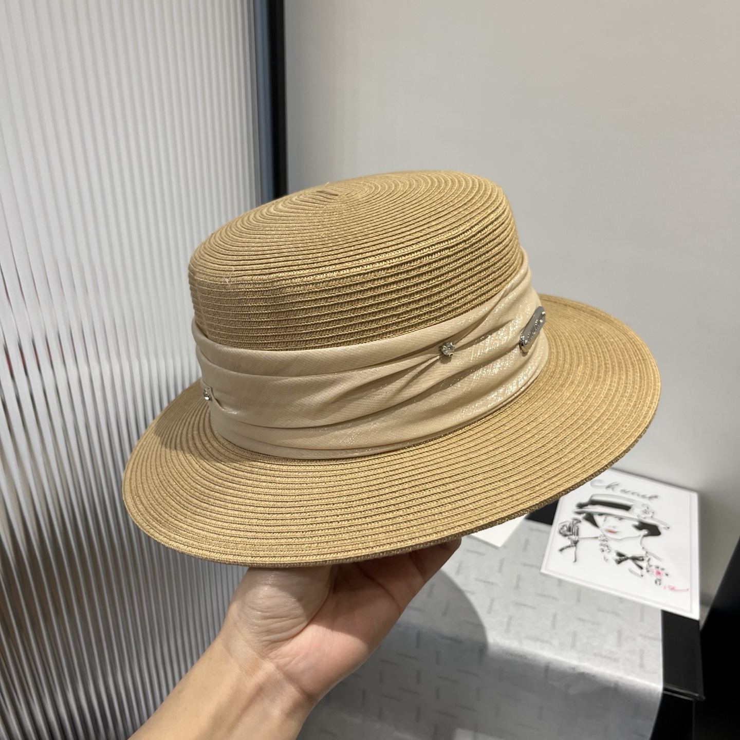 NO:223472,Miumiu Miu new top hat, high-end customization, head circumference 57cm hat, straw hat, fisherman hat, baseball hat, knit hat, hat, miumiu, espadrilles, hats19860909miumiu缪缪新款平顶礼帽,高级定制,头围57cm帽子草帽渔夫帽棒球帽针织帽,帽子,miumiu,espadrilles,hats,hat
