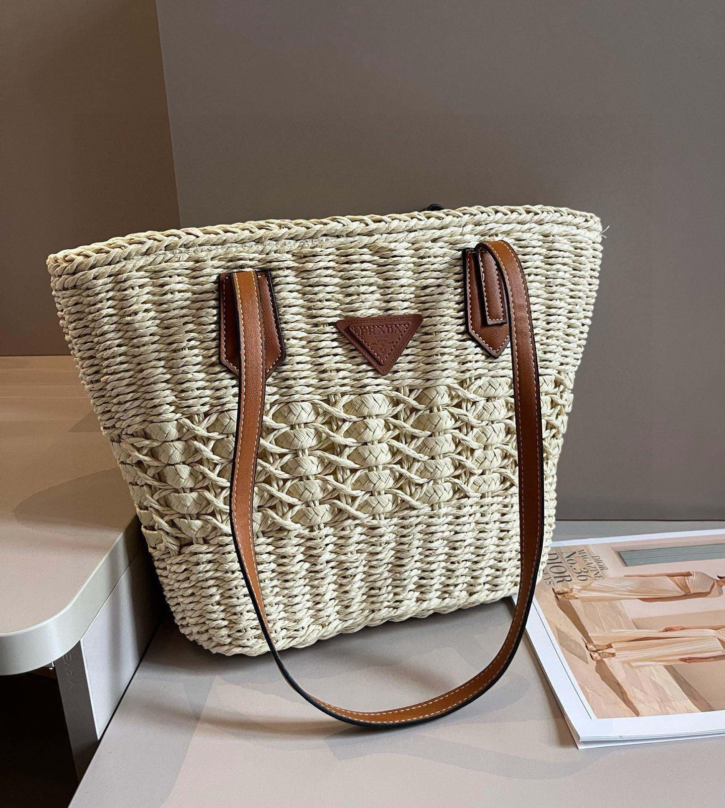 NO:223569,Prada official website straw woven bag Rafi hand-woven bag, a must-have for beach trips in summer, size: top width 40cm, bottom width 28cm, height 35cm hat Straw hat Fisherman hat Baseball hat Knitted hat, hat, prada, prada, espadrilles, espadrilles, hats19860909Prada普拉达官网款草编包拉菲草手编包,夏季出游沙滩必备,尺寸:上宽40cm 下宽28cm高度35cm帽子草帽渔夫帽棒球帽针织帽,帽子,prada,prada,espadrilles,espadrilles,hats,hat