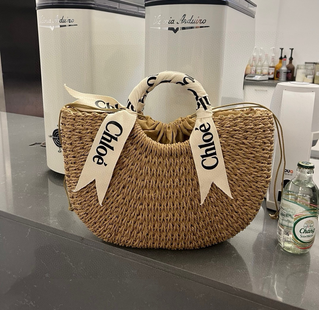 NO:223581,Chloe Chloe straw woven bag, thoughtful, three sizes, travel, essential for dressing, size large size 33cm. Medium size 28cm. Small size 23cm. Crossbody hat, straw hat, fisherman hat, baseball hat, knit hat, hat, chloe, loewe, espadrilles, espadrilles, hats19860909克洛伊Chloe草编包,心心念念的,三个尺寸,出游,搭衣必备,尺寸大号33cm.中号28cm 小号23cm 可斜挎帽子草帽渔夫帽棒球帽针织帽,帽子,chloe,loewe,espadrilles,espadrilles,hats,hat