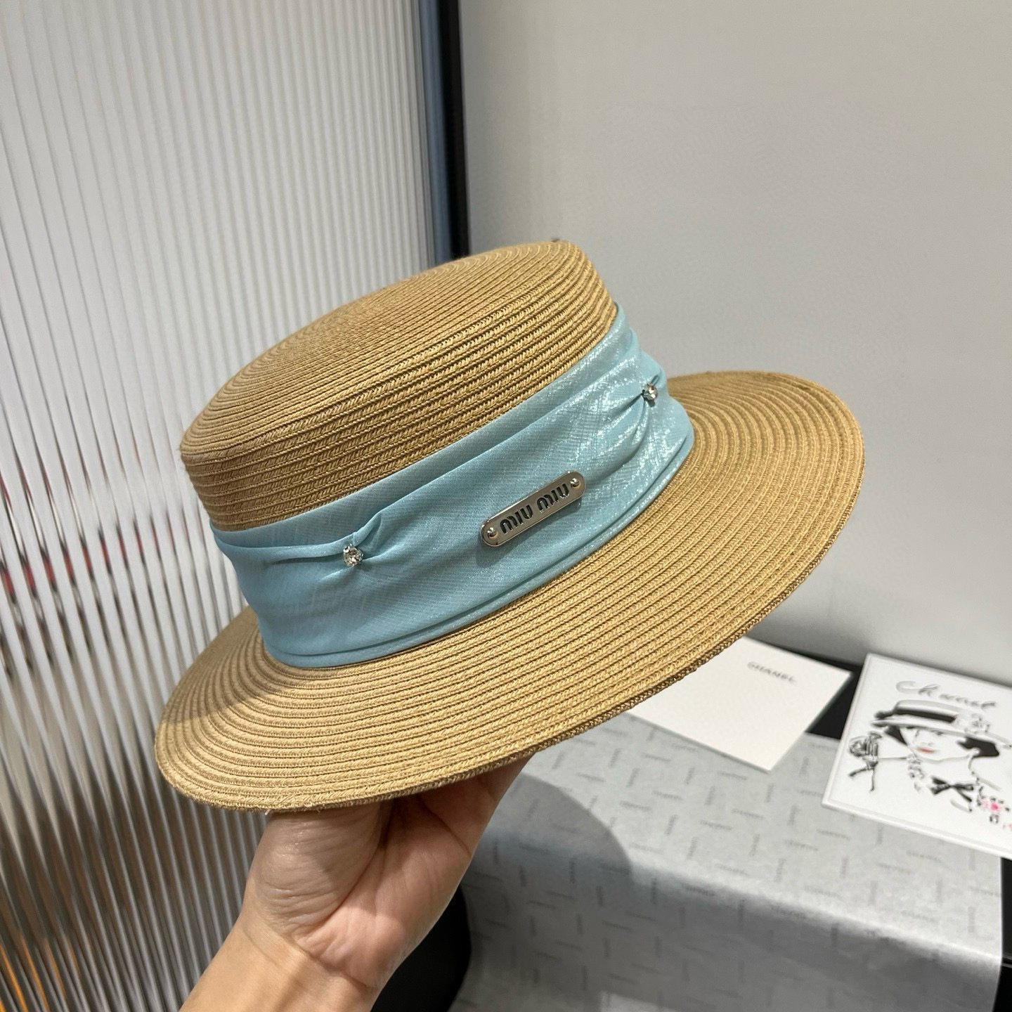 NO:224596,Miumiu Miu new top hat, high-end customization, head circumference 57cm hat, straw hat, fisherman hat, baseball hat, knit hat, hat, miumiu, espadrilles, hats19860909miumiu缪缪新款平顶礼帽,高级定制,头围57cm帽子草帽渔夫帽棒球帽针织帽,帽子,miumiu,espadrilles,hats,hat