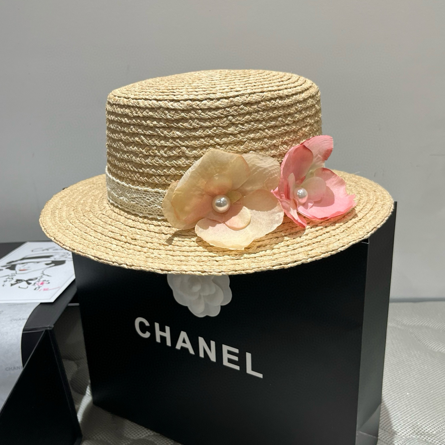 NO:225187,Chanel Chanel Rafia top hat, flower flat top hat, essential for dressing and travel, head circumference 57cm hat, straw hat, fisherman hat, baseball hat, knit hat, hat, chanel, chanel, espadrilles, hats19860909Chanel香奈儿拉菲草礼帽,花朵平顶礼帽,穿衣搭配旅游必备,头围57cm帽子草帽渔夫帽棒球帽针织帽,帽子,chanel,chanel,espadrilles,hats,hat