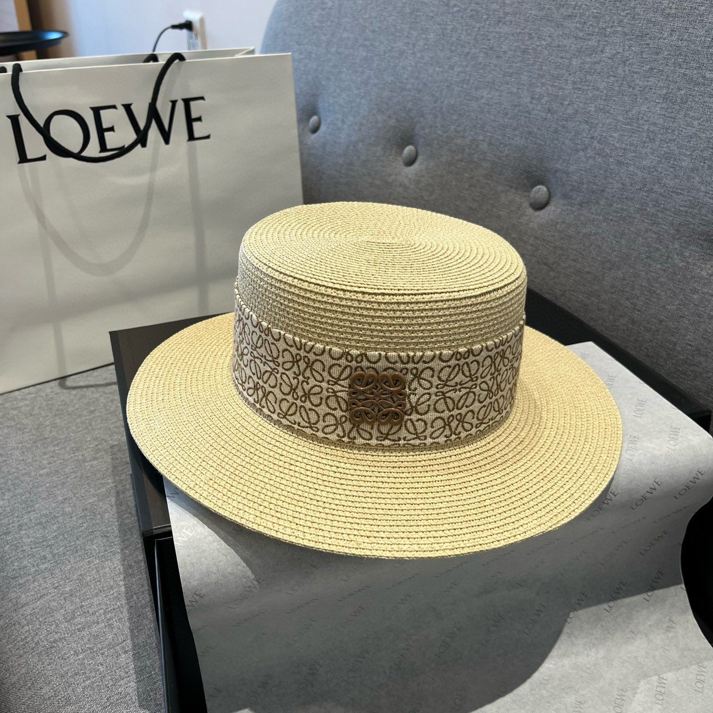 NO:225168,LOEWE new style flat top straw hat, top hat, head circumference 57cm hat straw hat fisherman hat baseball hat knit hat, hat, loewe, espadrilles,hats19860909ＬＯＥＷＥ罗意威新款平顶草帽,礼帽,头围57cm帽子草帽渔夫帽棒球帽针织帽,帽子,loewe,espadrilles,hats,hat