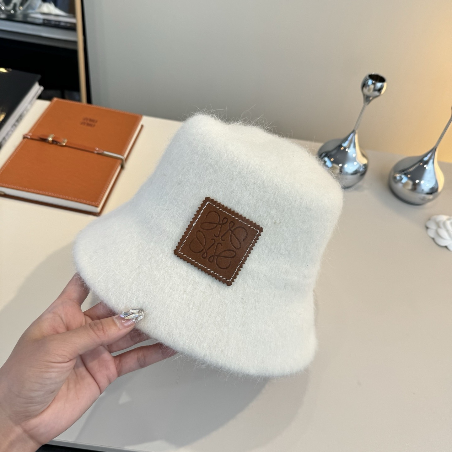 NO:552873,Loewe's new hand-grip bucket hat, head circumference 57cm hat bucket hat baseball cap knitted hat, hat, loewe, espadrilles, hats19860909罗意威新款手抓渔夫帽,头围57cm帽子渔夫帽棒球帽针织帽,帽子,loewe,espadrilles,hats,hat