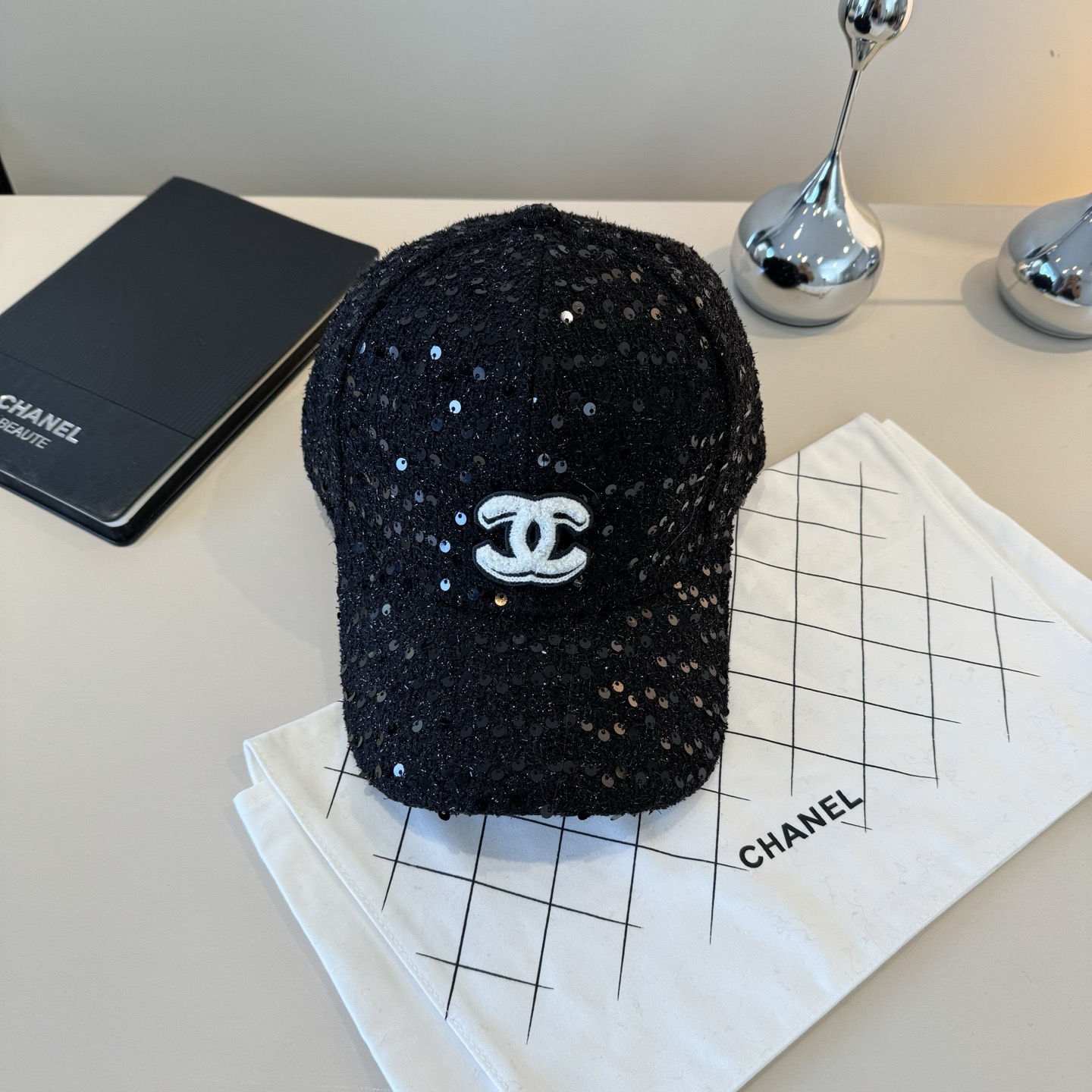 NO:552824,Chanel Chanel's new peaked cap, advanced custom model, head circumference 57cm hat, fisherman hat, baseball cap, knitted hat, hat, chanel, chanel, espadrilles, hats19860909Chanel香奈儿新款鸭舌帽, 高级定制款 头围57cm帽子渔夫帽棒球帽针织帽,帽子,chanel,chanel,espadrilles,hats,hat