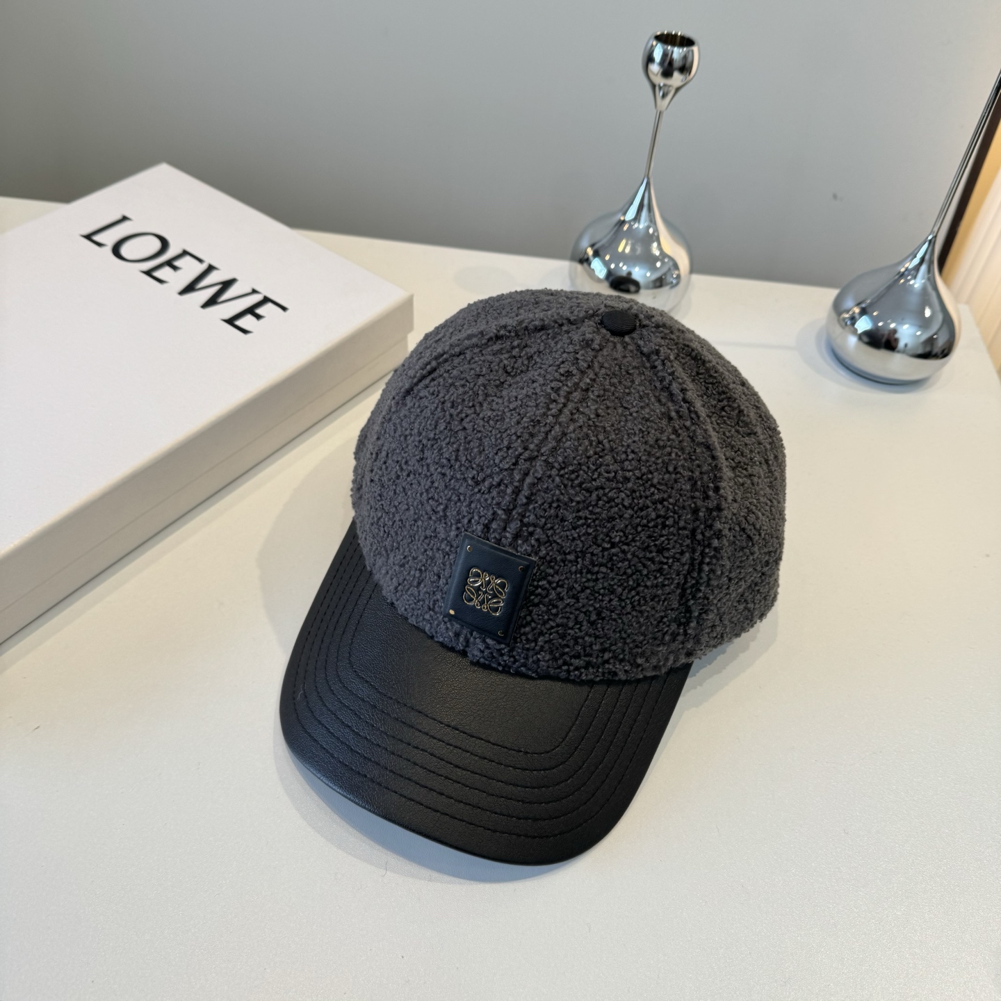 NO:552776,Loewe's new peaked cap, head circumference 57cm, fisherman hat, baseball cap, knitted hat, hat, loewe, espadrilles, hats19860909罗意威新款鸭舌帽,头围57cm 帽子渔夫帽棒球帽针织帽,帽子,loewe,espadrilles,hats,hat