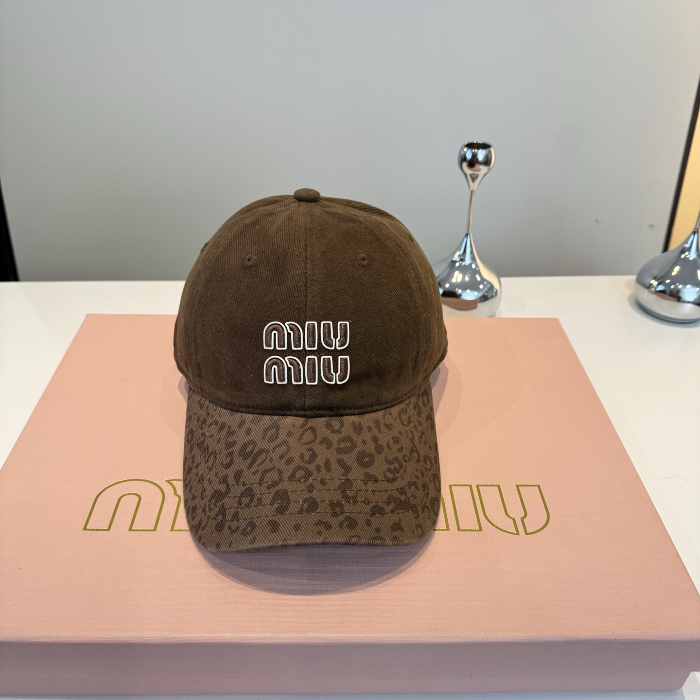 NO:552837,miumiu new peaked cap, advanced customization, head circumference 57cm hat fisherman hat baseball cap knitted hat, hat, miumiu, espadrilles, hats19860909miumiu缪缪新款鸭舌帽,高级定制,头围57cm帽子渔夫帽棒球帽针织帽,帽子,miumiu,espadrilles,hats,hat