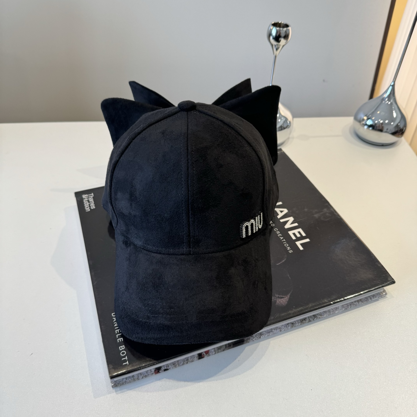 NO:552841,miumiu new peaked cap, corduroy baseball cap, must-have for autumn and winter, adjustable hat, fisherman hat, baseball cap, knitted hat, hat, miumiu, espadrilles, hats19860909miumiu缪缪新款鸭舌帽,灯芯绒棒球帽,秋冬必备 ,可调节帽子渔夫帽棒球帽针织帽,帽子,miumiu,espadrilles,hats,hat