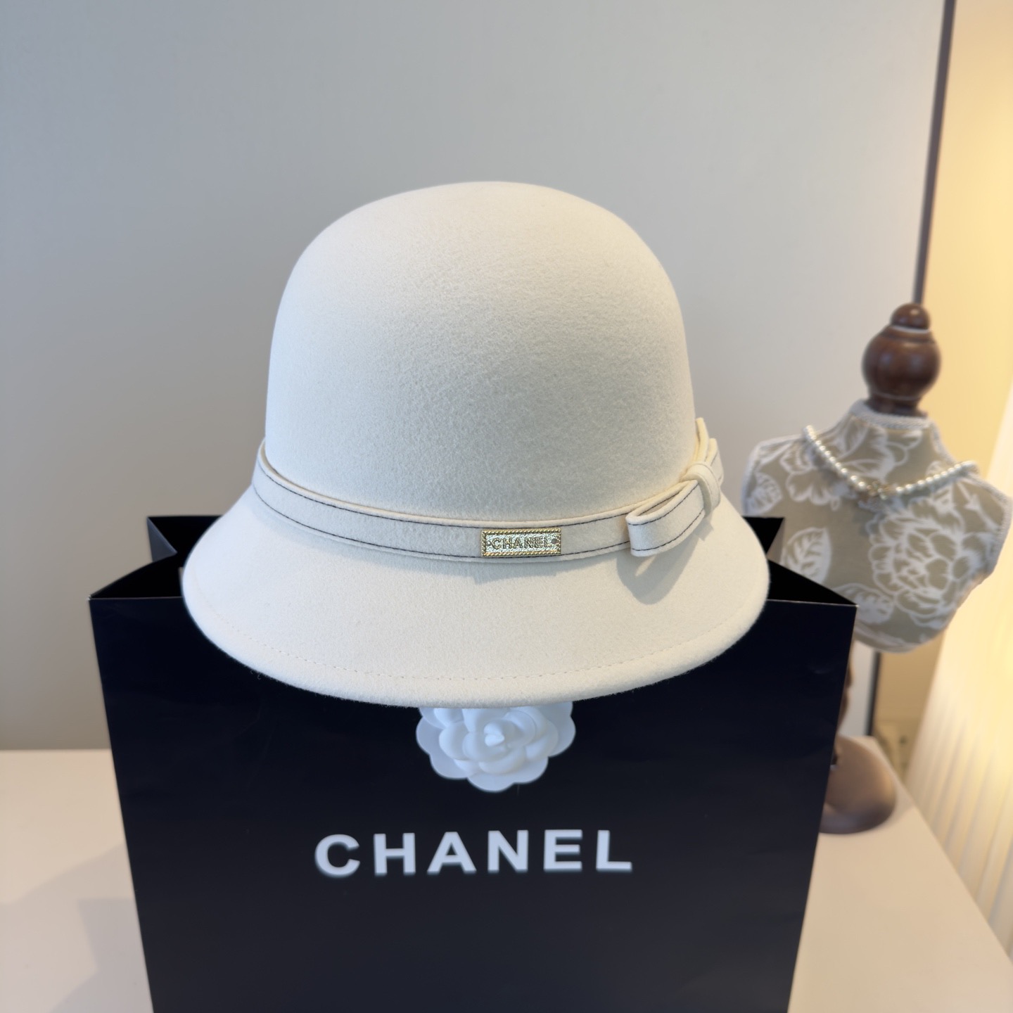 NO:587655,White Chanel 2025 new autumn and winter wool basin hat, 100% wool irregular tailoring design, a must-have for fashion goddesses, head circumference 57cm, head circumference 57cm hat, fisherman hat, baseball cap, knitted hat, hat, chanel, chanel, espadrilles, hats19860909白色  Chanel香奈儿2025秋冬新款羊毛盆帽,百分百羊毛不规则剪裁设计,时尚女神必备,头围57cm 头围57cm帽子渔夫帽棒球帽针织帽,帽子,chanel,chanel,espadrilles,hats,hat