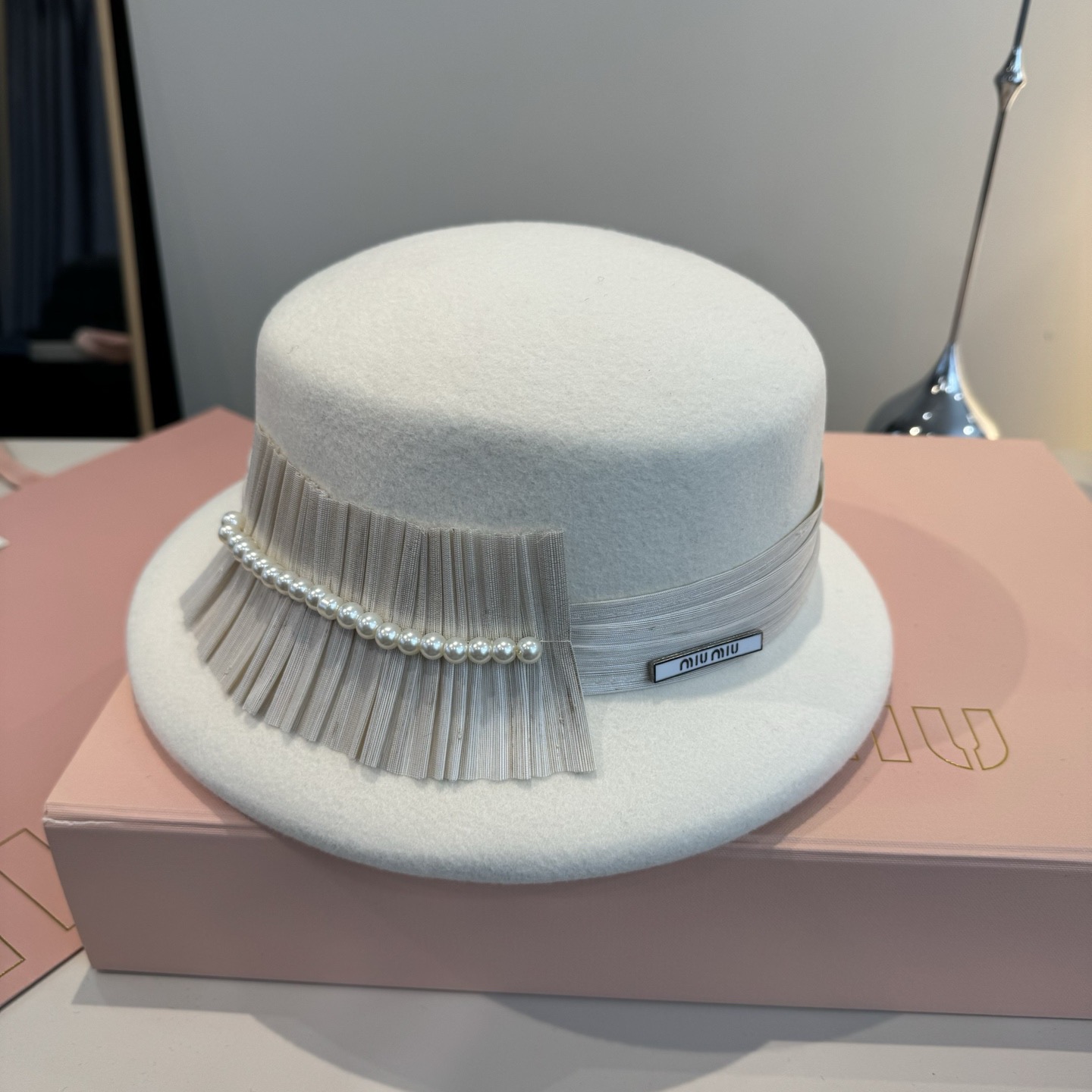 NO:587679,White miumiu autumn and winter new wool basin hat, 100% wool fabric, head circumference 57cm hat fisherman hat baseball cap knitted hat, hat, miumiu, espadrilles, hats19860909白色 miumiu缪缪秋冬新款羊毛盆帽,百分百羊毛面料、头围57cm帽子渔夫帽棒球帽针织帽,帽子,miumiu,espadrilles,hats,hat