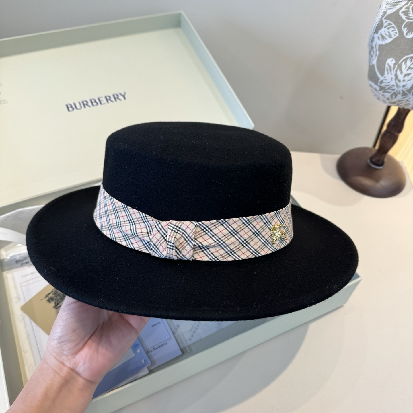 NO:587640,Burberry autumn and winter new wool top hat, flat top hat, 100% wool fabric, head circumference 57cm hat, fisherman hat, baseball cap, knitted hat, hat, burberry, espadrilles, hats19860909巴宝莉秋冬新款羊毛礼帽,平顶礼帽,百分百羊毛面料,头围57cm帽子渔夫帽棒球帽针织帽,帽子,burberry,espadrilles,hats,hat
