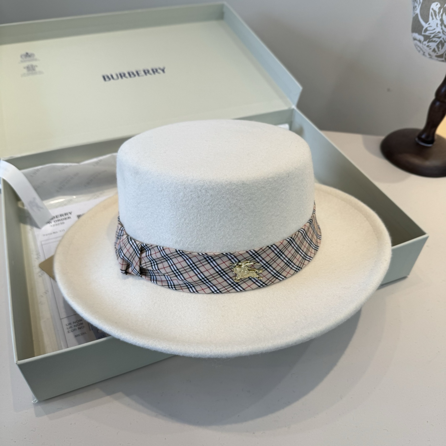 NO:587645,White Burberry autumn and winter new wool top hat, flat top hat, 100% wool fabric, head circumference 57cm hat, fisherman hat, baseball cap, knitted hat, hat, burberry, espadrilles, hats19860909白色 巴宝莉秋冬新款羊毛礼帽,平顶礼帽,百分百羊毛面料,头围57cm帽子渔夫帽棒球帽针织帽,帽子,burberry,espadrilles,hats,hat