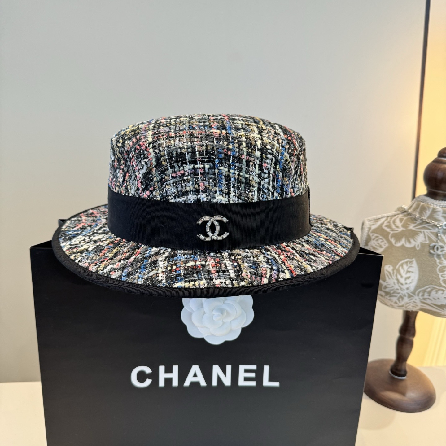 NO:587650,Chanel Chanel classic lady style flat top hat, head circumference 57cm hat bucket hat baseball cap knitted hat, hat, chanel, chanel, espadrilles, hats19860909Chanel香奈儿经典名媛风平顶礼帽,头围57cm帽子渔夫帽棒球帽针织帽,帽子,chanel,chanel,espadrilles,hats,hat