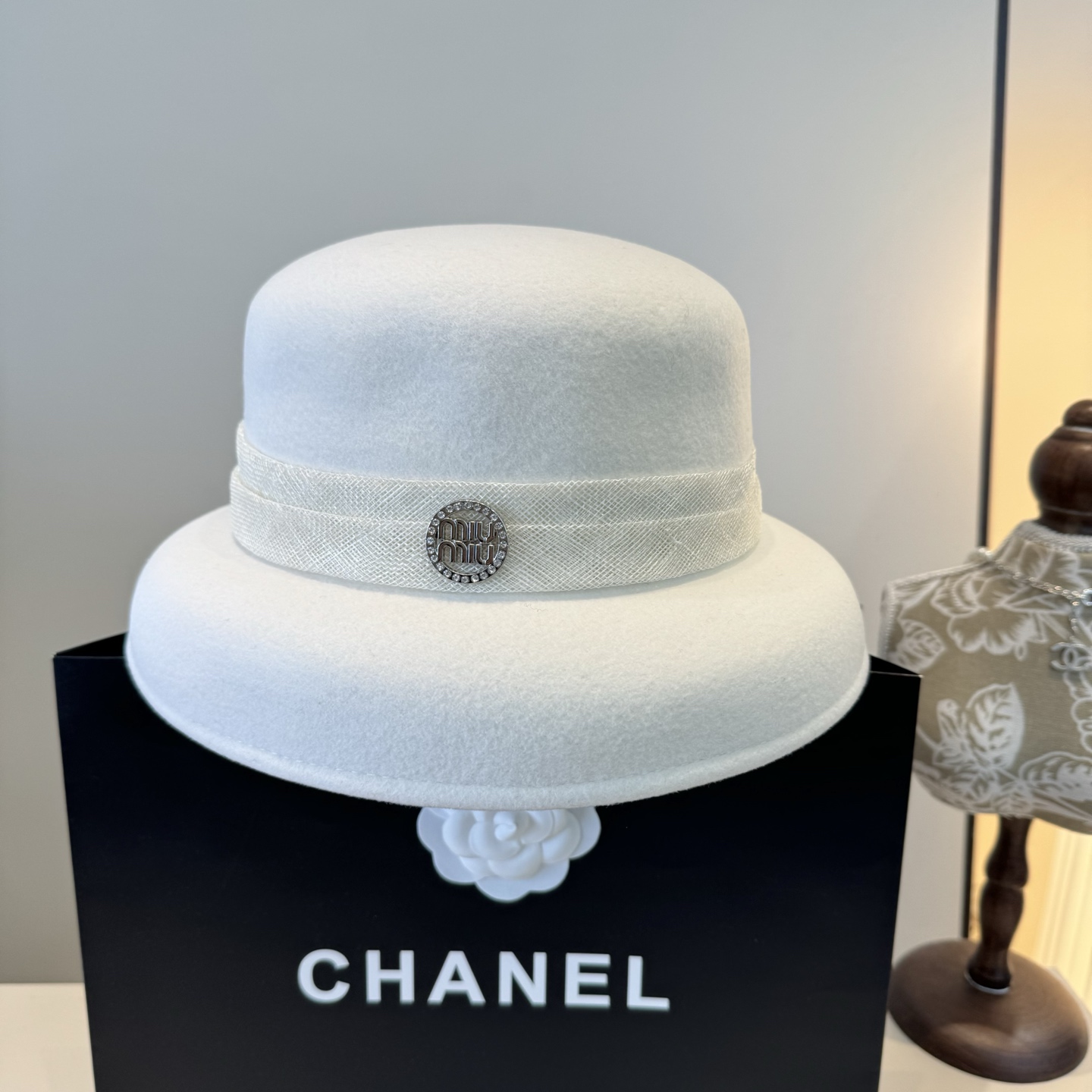 NO:580453,White miumiu new autumn and winter wool basin hat, 100% wool fabric, head circumference 57cm hat fisherman hat baseball cap knitted hat, hat, miumiu, espadrilles, hats19860909白色 miumiu缪缪新款秋冬羊毛盆帽,百分百羊毛面料、头围57cm帽子渔夫帽棒球帽针织帽,帽子,miumiu,espadrilles,hats,hat