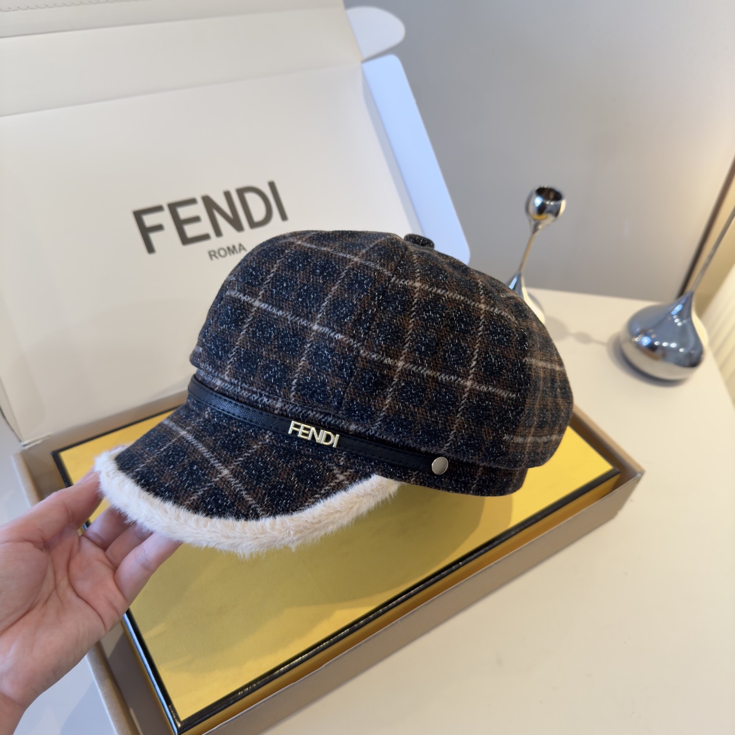 NO:604832,Fendi's new duck-bill army cap, advanced customization, head circumference 57cm hat, fisherman hat, baseball cap, knitted hat, hat, fendi, espadrilles, hats19860909芬迪新款鸭舌军帽,高级定制,头围57cm帽子渔夫帽棒球帽针织帽,帽子,fendi,espadrilles,hats,hat