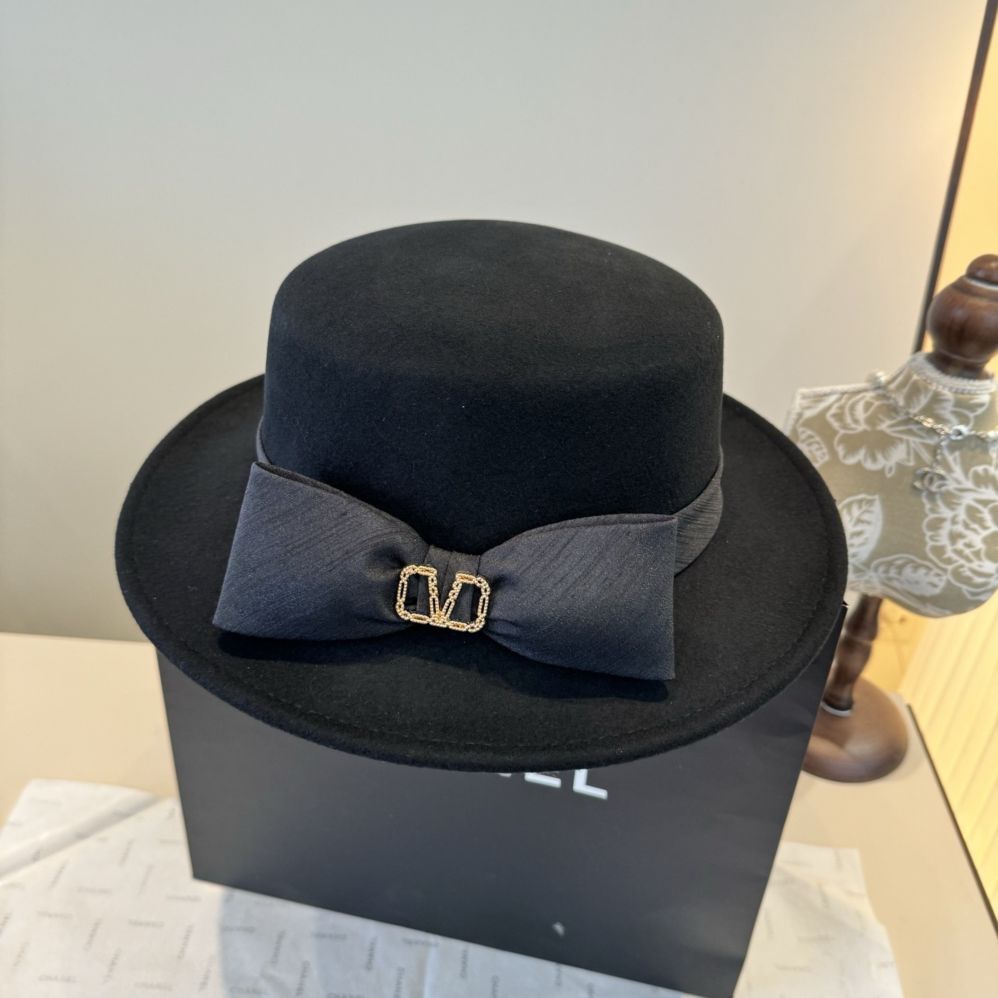 NO:580407,Valentino new wool top hat, flat top hat, 100% wool fabric, head circumference 57cm hat, fisherman hat, baseball cap, knitted hat, hat, valentino, espadrilles, hats19860909华伦天奴新款羊毛礼帽,平顶礼帽,百分百羊毛面料,头围57cm帽子渔夫帽棒球帽针织帽,帽子,valentino,espadrilles,hats,hat