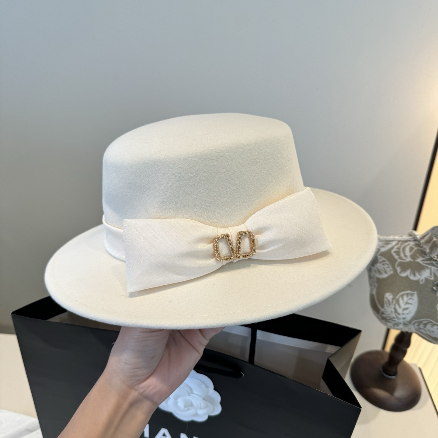 NO:580409,White Valentino new wool top hat, flat top hat, 100% wool fabric, head circumference 57cm hat, fisherman hat, baseball cap, knitted hat, hat, valentino, espadrilles, hats19860909白色 华伦天奴新款羊毛礼帽,平顶礼帽,百分百羊毛面料,头围57cm帽子渔夫帽棒球帽针织帽,帽子,valentino,espadrilles,hats,hat