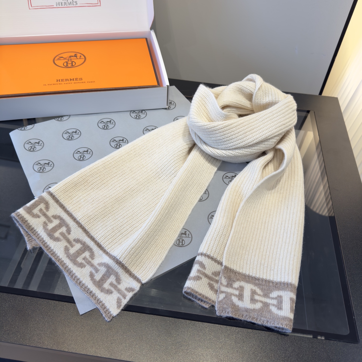 Hermès 爱马仕新款套装 又保暖又有质感的羊绒围巾帽子套装 温暖一整个冬天 毛茸茸的好温暖