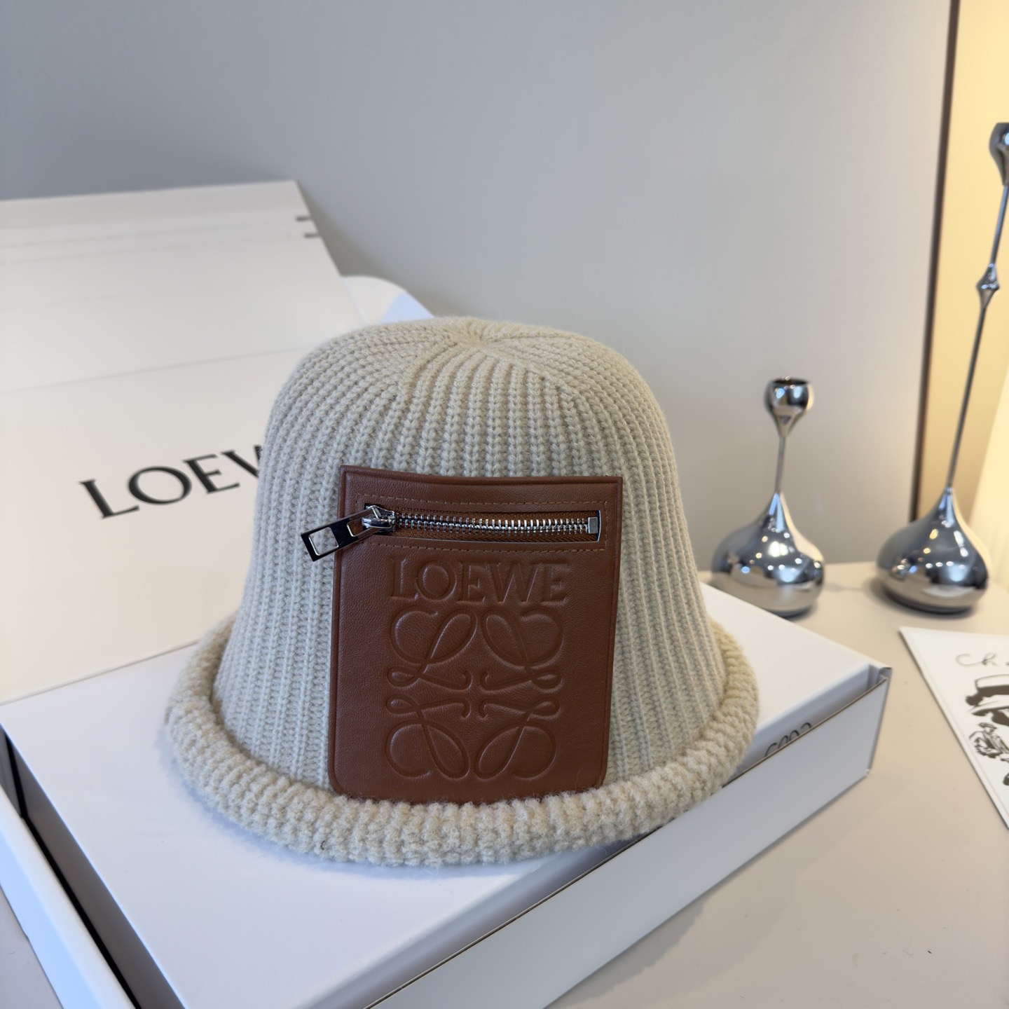 NO:579901,LOEWE Loewe's new autumn and winter bucket hat, pocket bucket bucket hat, knitted fabric, head circumference 57cm hat bucket hat baseball cap knitted hat, hat, loewe, loewe, espadrilles, hats19860909LOEWE罗意威新款秋冬渔夫帽,口袋款渔夫帽,针织面料,头围57cm帽子渔夫帽棒球帽针织帽,帽子,loewe,loewe,espadrilles,hats,hat