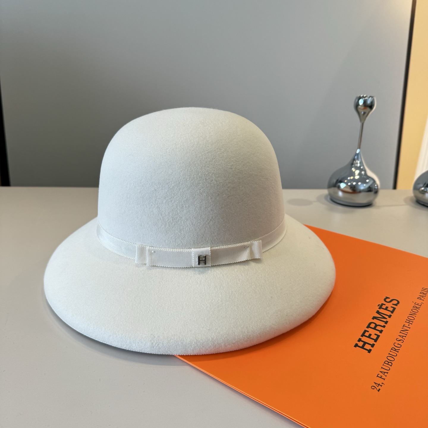 NO:580459,White Hermes new autumn and winter wool basin hat, 100% wool fabric, head circumference 57cm hat, fisherman hat, baseball cap, knitted hat, hat, hermes, espadrilles, hats19860909白色 爱马仕秋冬新款羊毛盆帽,百分百羊毛面料、头围57cm帽子渔夫帽棒球帽针织帽,帽子,hermes,espadrilles,hats,hat