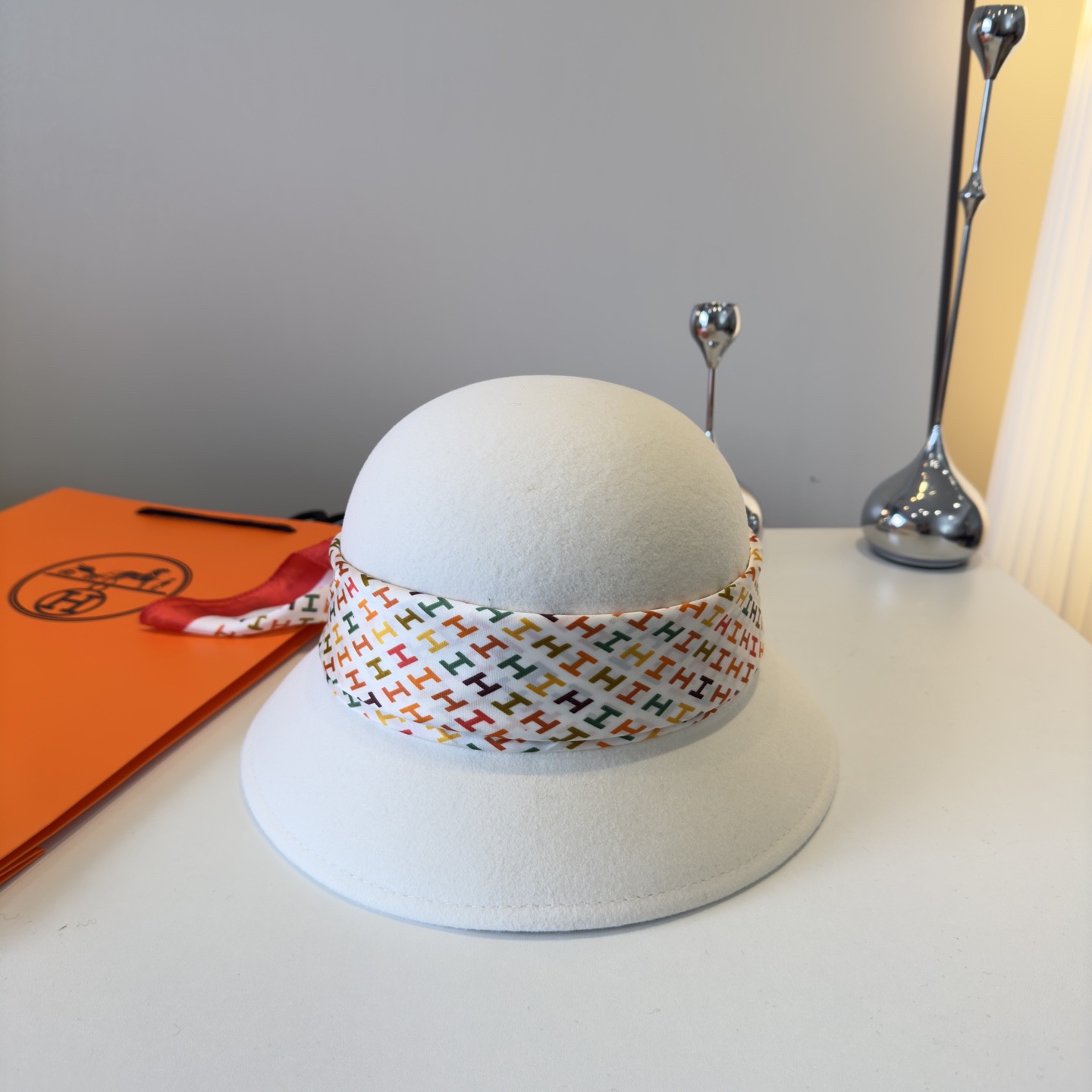 NO:580479,White Hermès new basin hat, 100% wool fabric, head circumference 57cm hat, fisherman hat, baseball cap, knitted hat, hat, hermes, espadrilles, hats19860909白色 爱马仕新款盆帽,百分百羊毛面料,头围57cm帽子渔夫帽棒球帽针织帽,帽子,hermes,espadrilles,hats,hat