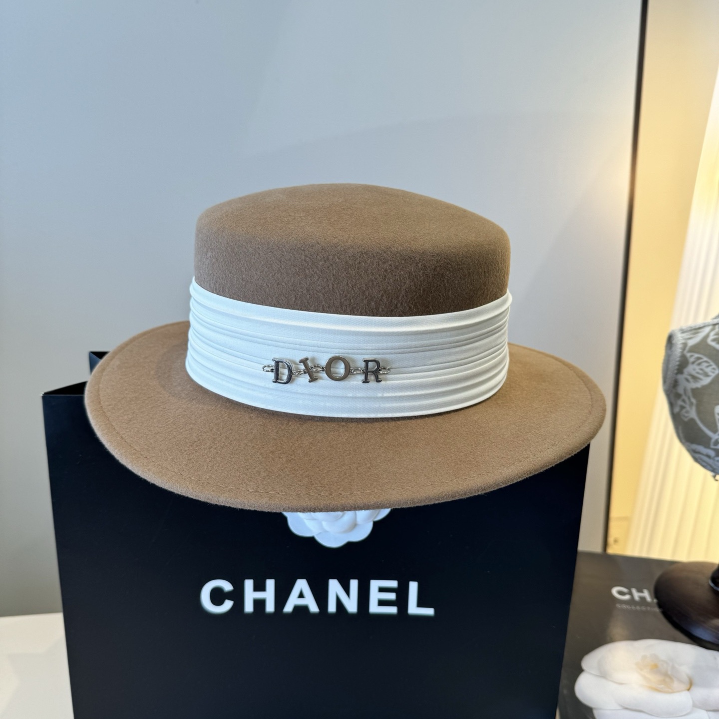 NO:580423,Dior Dior's new wool top hat, flat top hat, 100% wool fabric, head circumference 57cm hat, fisherman hat, baseball cap, knitted hat, hat, dior, dior, espadrilles, hats19860909Dior迪奥新款羊毛礼帽,平顶礼帽,百分百羊毛面料,头围57cm帽子渔夫帽棒球帽针织帽,帽子,dior,dior,espadrilles,hats,hat