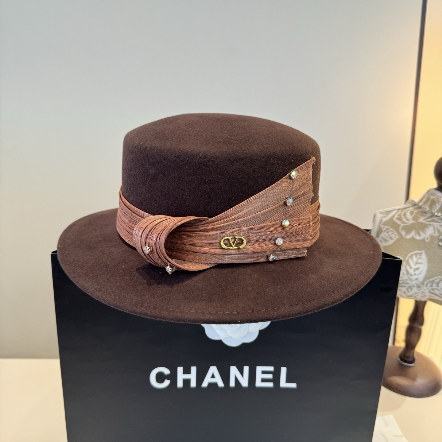 NO:580438,Valentino's new classic lady style flat top hat, head circumference 57cm hat fisherman hat baseball cap knitted hat, hat, valentino, espadrilles, hats19860909华伦天奴新款经典名媛风平顶礼帽,头围57cm帽子渔夫帽棒球帽针织帽,帽子,valentino,espadrilles,hats,hat