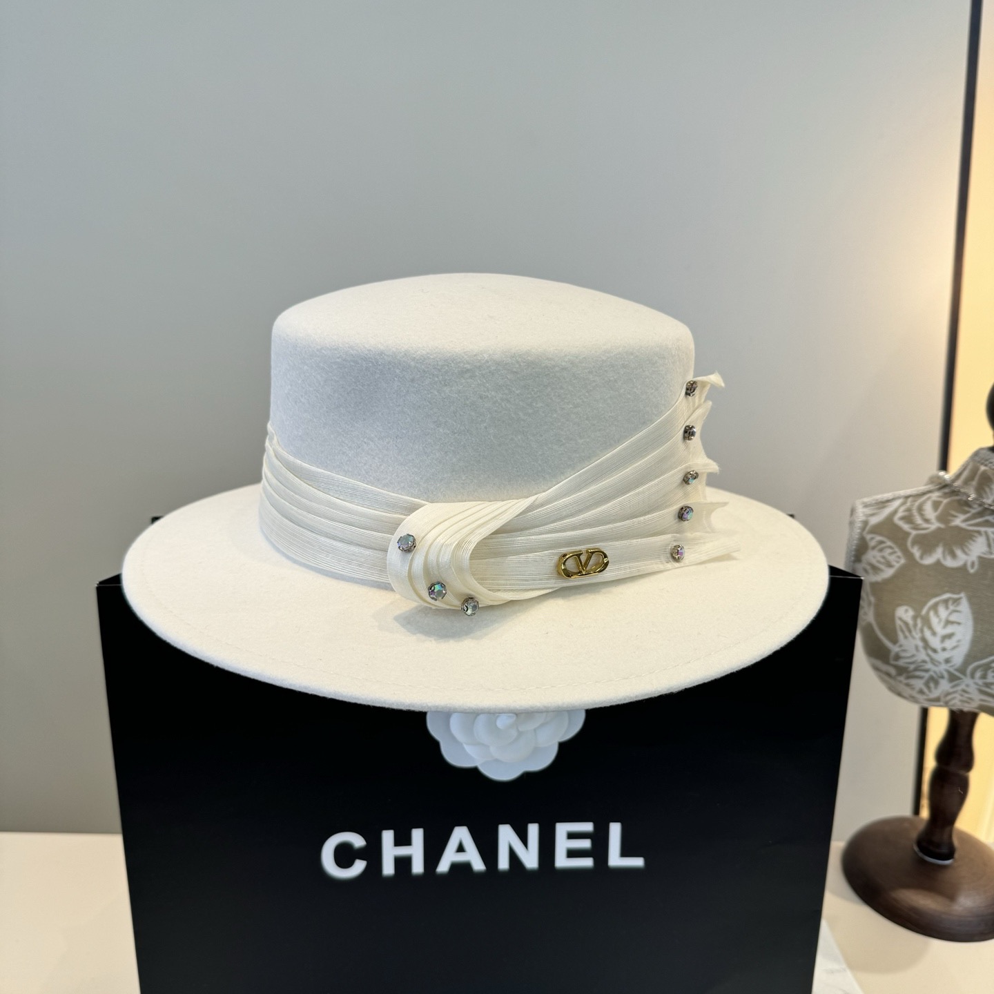 NO:580441,White Valentino new classic lady style flat top hat, head circumference 57cm hat fisherman hat baseball cap knitted hat, hat, valentino, espadrilles, hats19860909白色 华伦天奴新款经典名媛风平顶礼帽,头围57cm帽子渔夫帽棒球帽针织帽,帽子,valentino,espadrilles,hats,hat