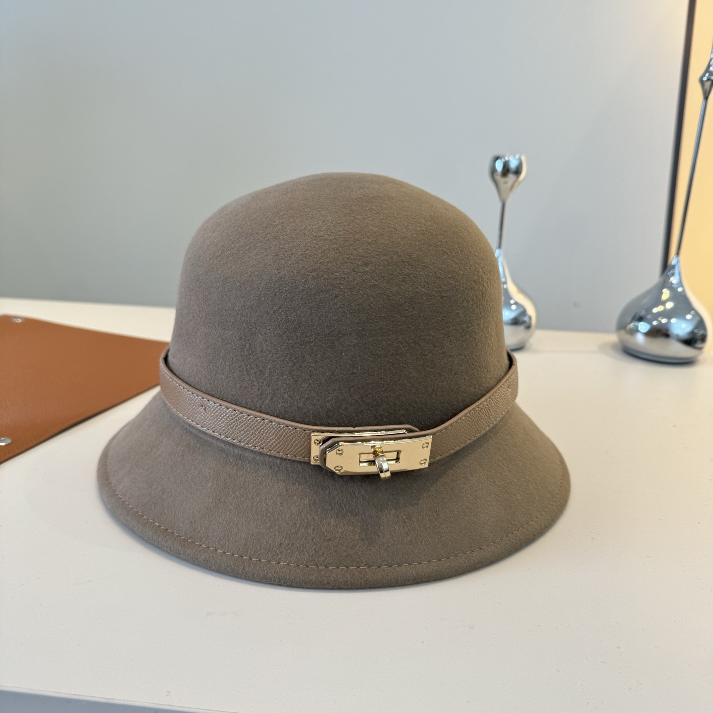 NO:580402,HEREMS Hermès 2025 autumn and winter new wool basin hat, 100% wool belt buckle hat, fashion goddess must-have, head circumference 57cm khaki black head circumference 57cm hat fisherman hat baseball cap knitted hat, hat, hermes, espadrilles, hats19860909HEREMS爱马仕2025秋冬新款羊毛盆帽,百分百羊毛皮带扣礼帽,时尚女神必备,头围57cm 卡其 黑色头围57cm帽子渔夫帽棒球帽针织帽,帽子,hermes,espadrilles,hats,hat