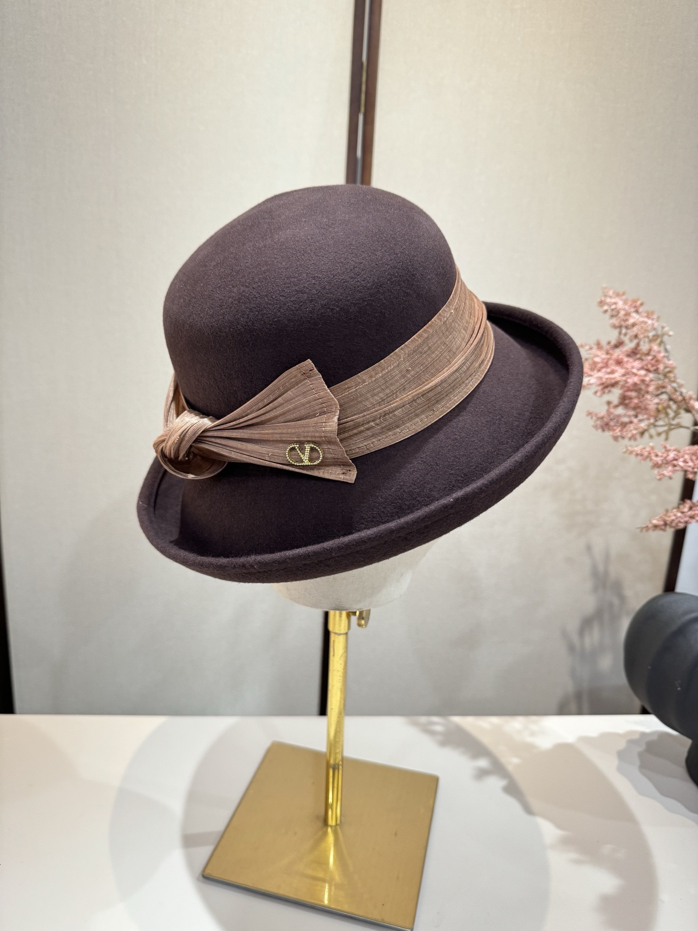 NO:580408,Valentino new autumn and winter wool basin hat, 100% wool fabric, head circumference 57cm hat, fisherman hat, baseball cap, knitted hat, hat, valentino, espadrilles, hats19860909华伦天奴新款秋冬羊毛盆帽,百分百羊毛面料、头围57cm帽子渔夫帽棒球帽针织帽,帽子,valentino,espadrilles,hats,hat