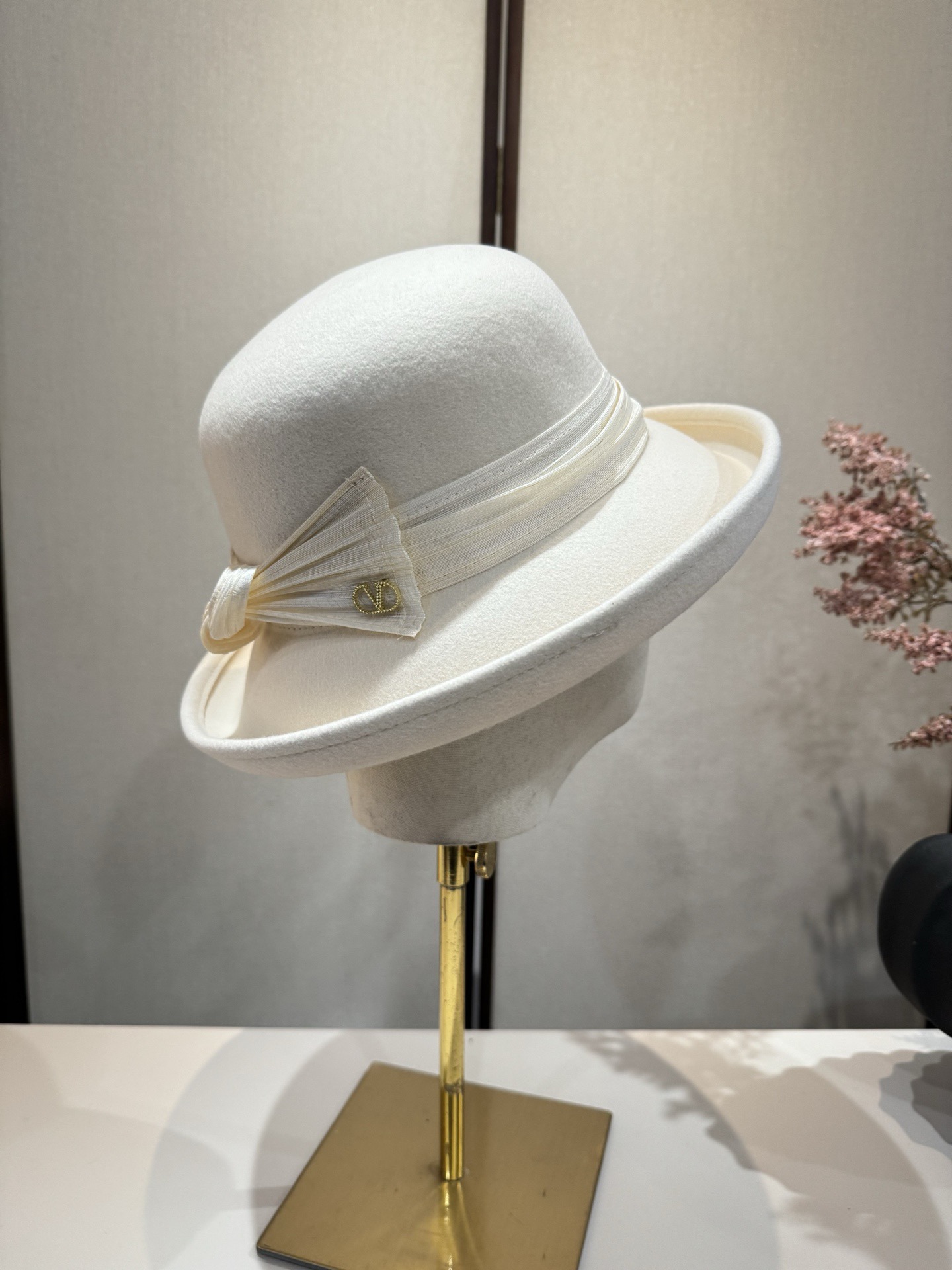 NO:580410,White Valentino new autumn and winter wool basin hat, 100% wool fabric, head circumference 57cm hat, fisherman hat, baseball cap, knitted hat, hat, valentino, espadrilles, hats19860909白色 华伦天奴新款秋冬羊毛盆帽,百分百羊毛面料、头围57cm帽子渔夫帽棒球帽针织帽,帽子,valentino,espadrilles,hats,hat