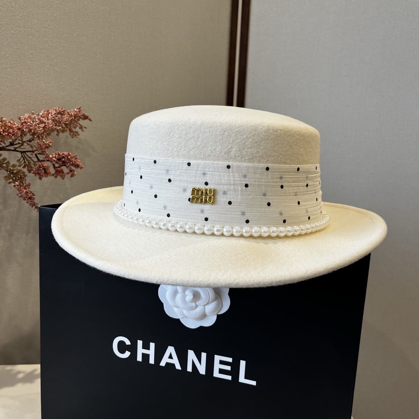 NO:580433,miumiu new wool top hat, flat top hat, 100% wool fabric, head circumference 57cm hat, fisherman hat, baseball cap, knitted hat, hat, miumiu, espadrilles, hats19860909miumiu缪缪新款羊毛礼帽,平顶礼帽,百分百羊毛面料,头围57cm帽子渔夫帽棒球帽针织帽,帽子,miumiu,espadrilles,hats,hat