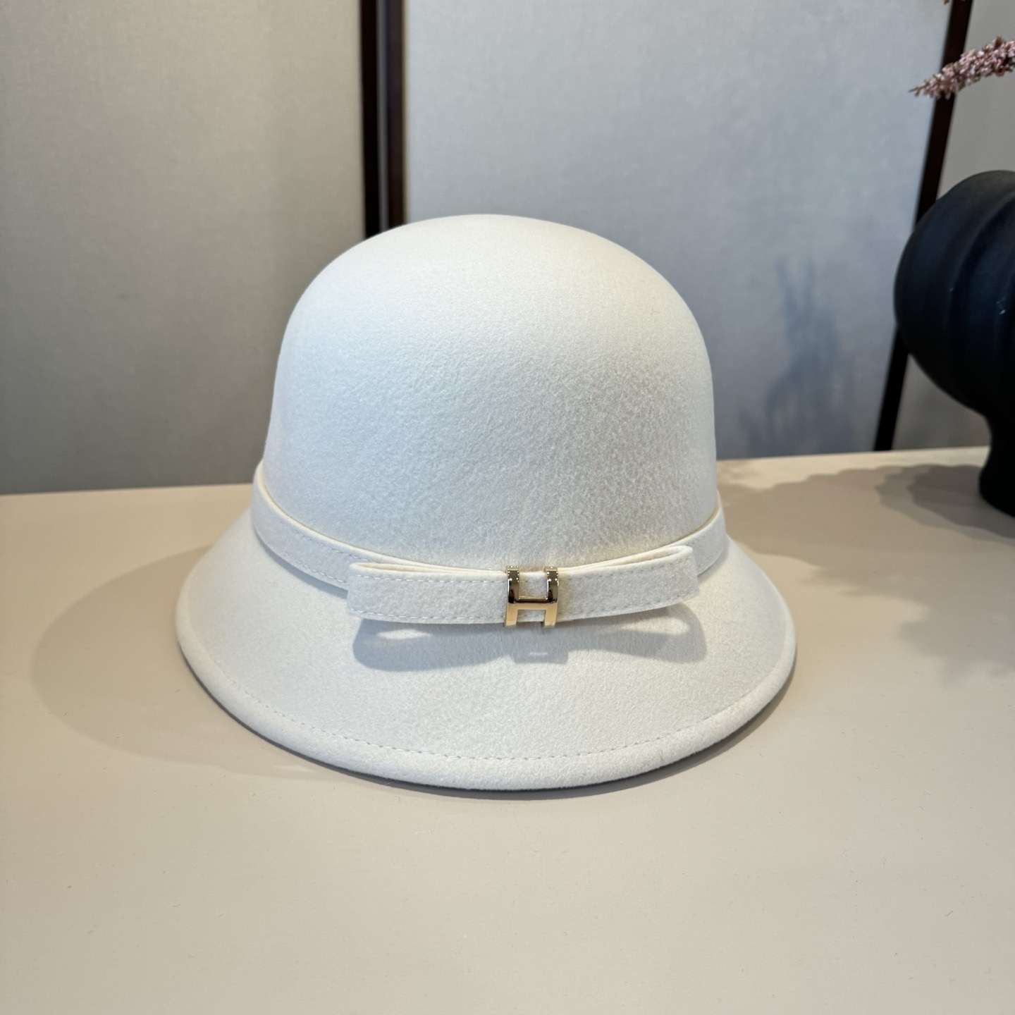 NO:580397,White HEREMS Hermes autumn and winter new wool basin hat, 100% wool irregular tailoring design, a must-have for fashion goddesses, head circumference 57cm, head circumference 57cm hat, fisherman hat, baseball cap, knitted hat, hat, hermes, espadrilles, hats19860909白色 HEREMS爱马仕秋冬新款羊毛盆帽,百分百羊毛不规则剪裁设计,时尚女神必备,头围57cm 头围57cm帽子渔夫帽棒球帽针织帽,帽子,hermes,espadrilles,hats,hat